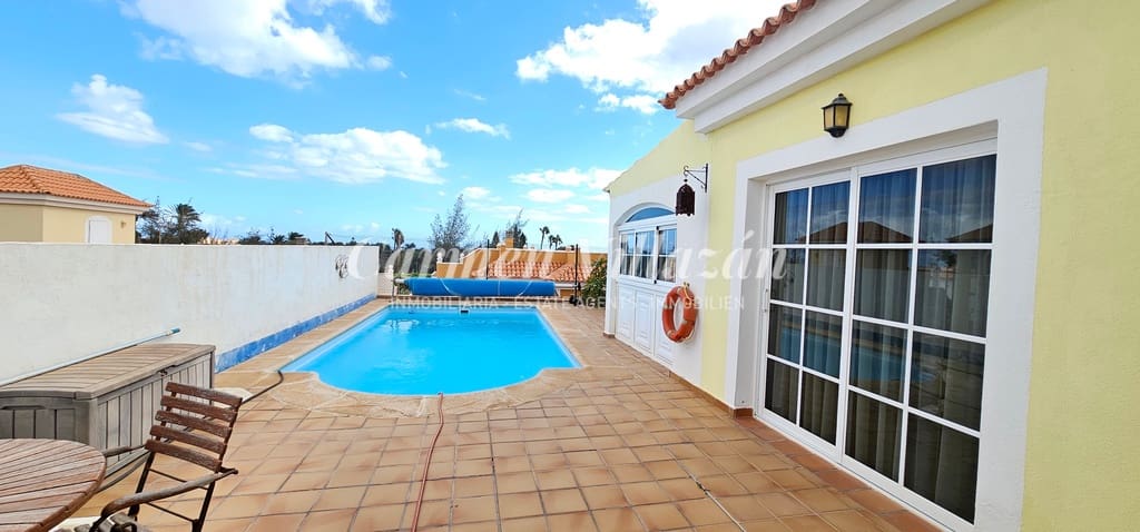4 bedroom Villa for sale in Caleta de Fuste with pool - € 450,000 (Ref: 8637408)
