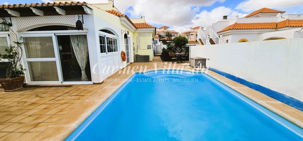 4 bedroom Villa for sale in Caleta de Fuste with pool - € 450,000 (Ref: 8637408)