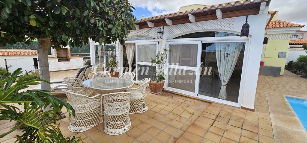 4 bedroom Villa for sale in Caleta de Fuste with pool - € 450,000 (Ref: 8637408)
