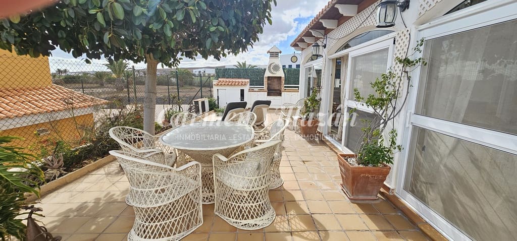 4 bedroom Villa for sale in Caleta de Fuste with pool - € 450,000 (Ref: 8637408)