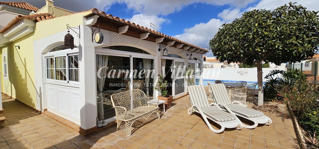 4 bedroom Villa for sale in Caleta de Fuste with pool - € 450,000 (Ref: 8637408)