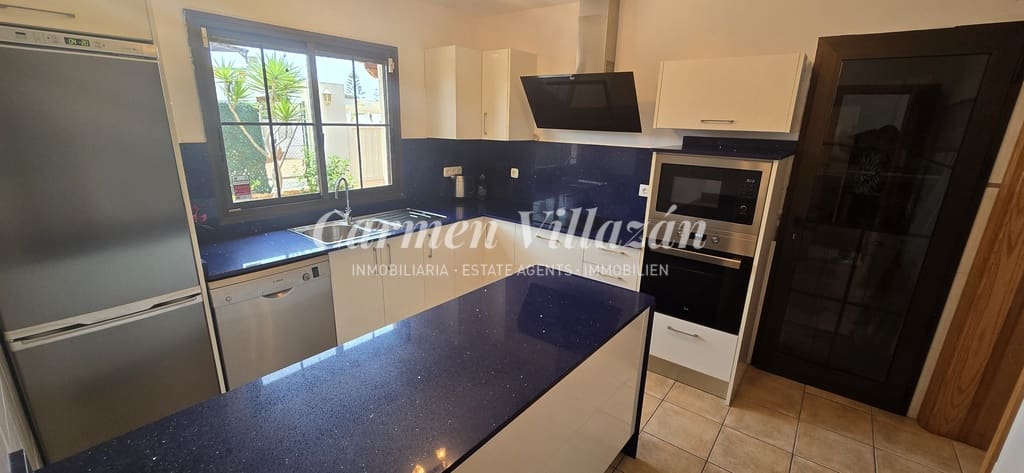 4 soveværelse Villa til salg i Caleta de Fuste med swimmingpool - € 565.000 (Ref: 9097671)