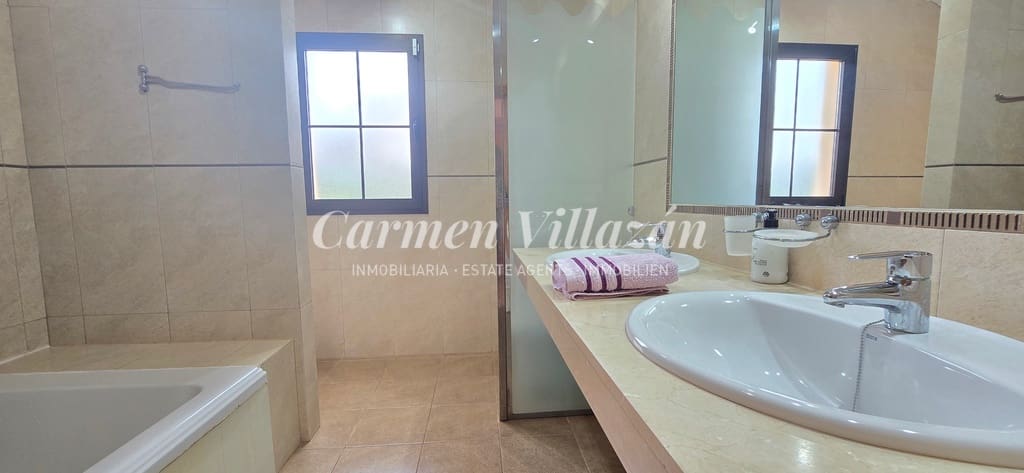 4 soveværelse Villa til salg i Caleta de Fuste med swimmingpool - € 565.000 (Ref: 9097671)