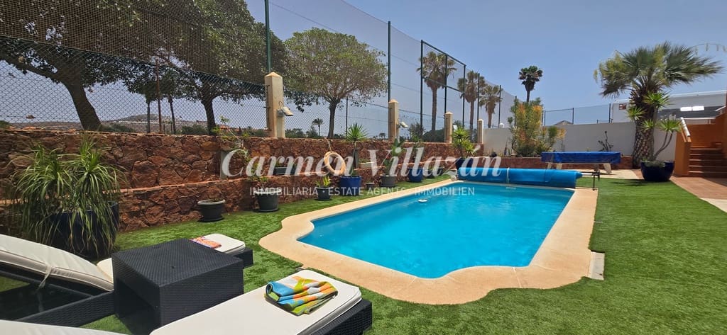 4 soveværelse Villa til salg i Caleta de Fuste med swimmingpool - € 565.000 (Ref: 9097671)