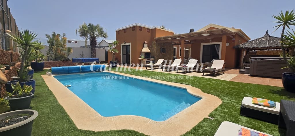 4 soveværelse Villa til salg i Caleta de Fuste med swimmingpool - € 565.000 (Ref: 9097671)
