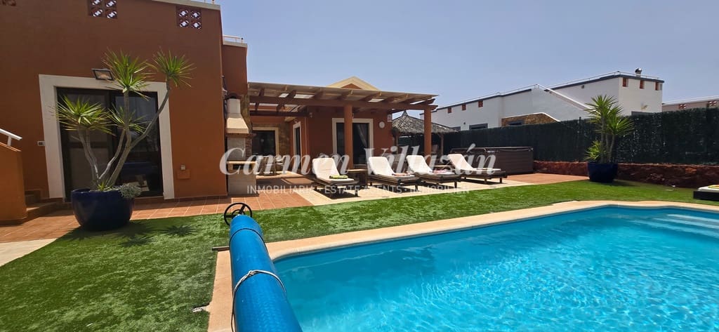 4 soveværelse Villa til salg i Caleta de Fuste med swimmingpool - € 565.000 (Ref: 9097671)