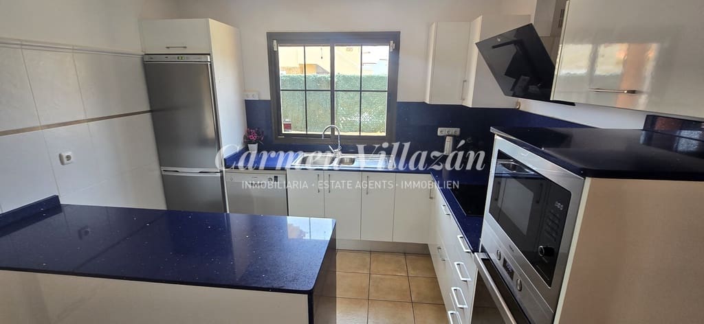 4 soveværelse Villa til salg i Caleta de Fuste med swimmingpool - € 565.000 (Ref: 9097671)