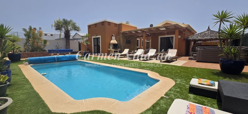 4 soveværelse Villa til salg i Caleta de Fuste med swimmingpool - € 565.000 (Ref: 9097671)