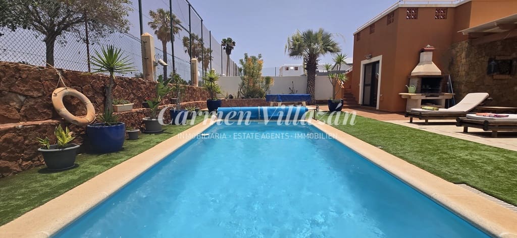 4 soveværelse Villa til salg i Caleta de Fuste med swimmingpool - € 565.000 (Ref: 9097671)
