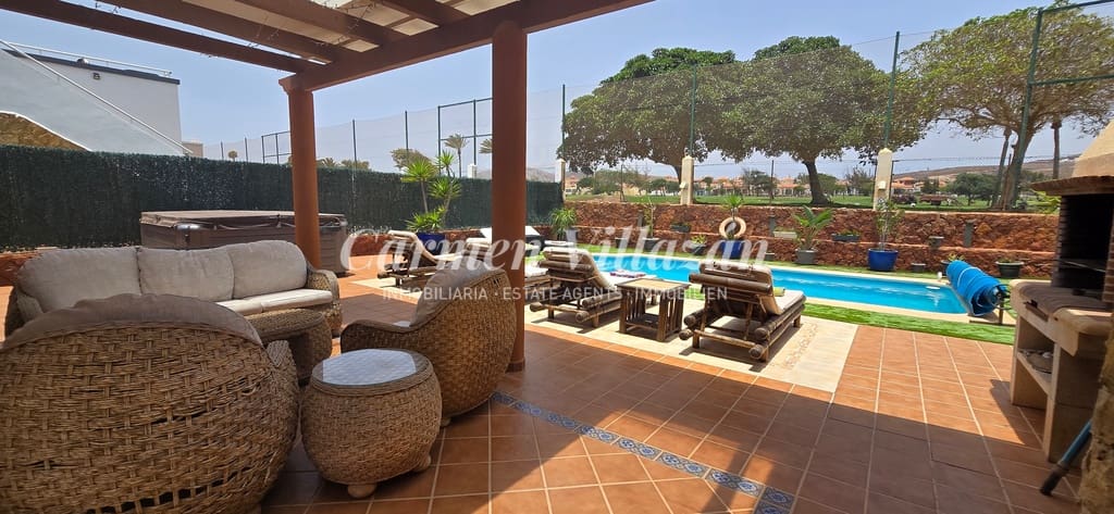 4 soveværelse Villa til salg i Caleta de Fuste med swimmingpool - € 565.000 (Ref: 9097671)
