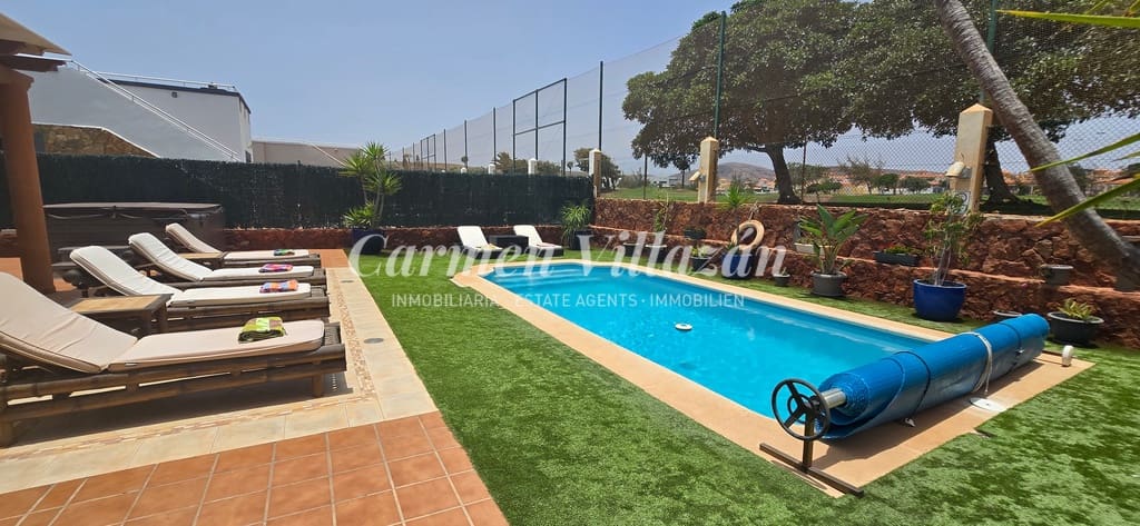4 soveværelse Villa til salg i Caleta de Fuste med swimmingpool - € 565.000 (Ref: 9097671)