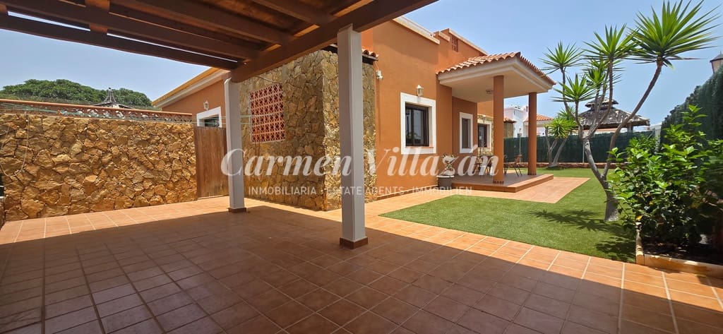 4 soveværelse Villa til salg i Caleta de Fuste med swimmingpool - € 565.000 (Ref: 9097671)