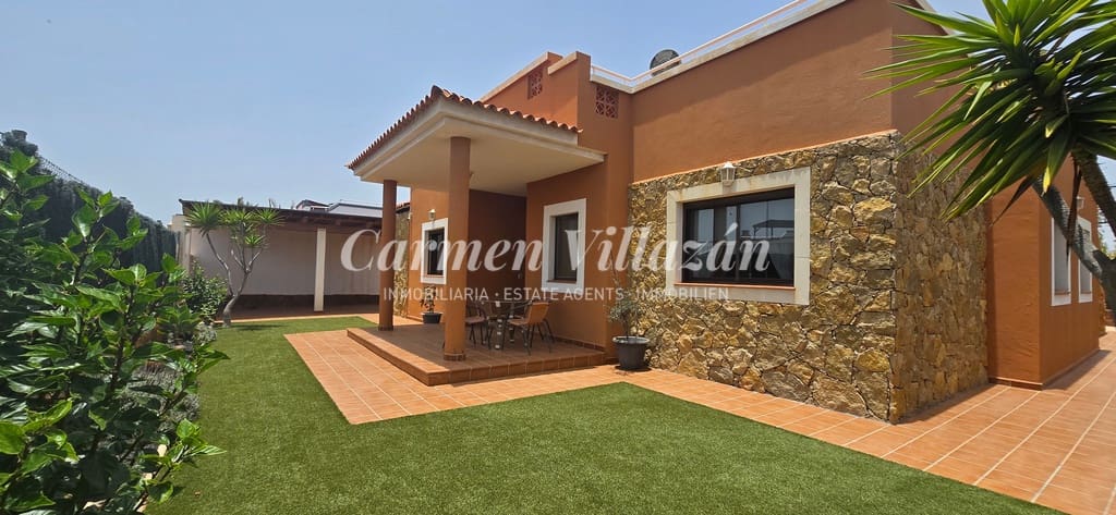 4 soveværelse Villa til salg i Caleta de Fuste med swimmingpool - € 565.000 (Ref: 9097671)