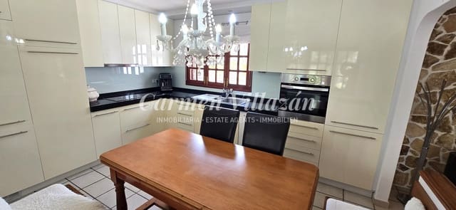 6 soverom Villa til salgs i Triquivijate, Antigua med svømmebasseng garasje - € 1 050 000 (Ref: 9138234)