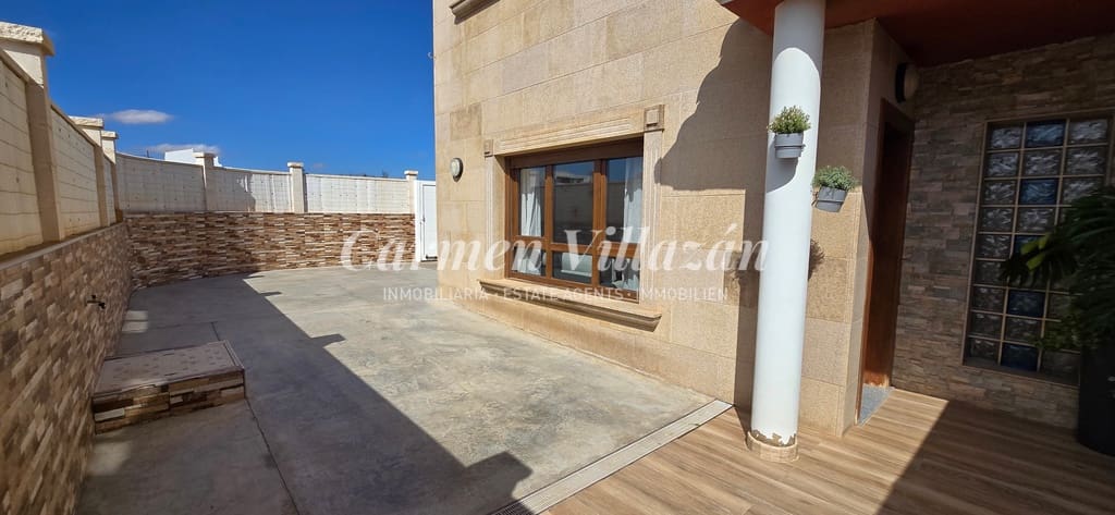 4 slaapkamer Huis te koop in Antigua met garage - € 289.000 (Ref: 9279745)