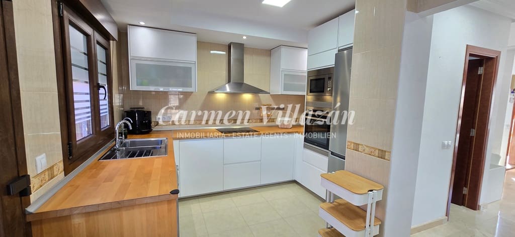 4 slaapkamer Huis te koop in Antigua met garage - € 289.000 (Ref: 9279745)