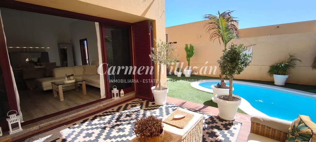 3 sypialnia Willa na sprzedaż w Corralejo z basenem - 355 000 € (Ref: 9338576)
