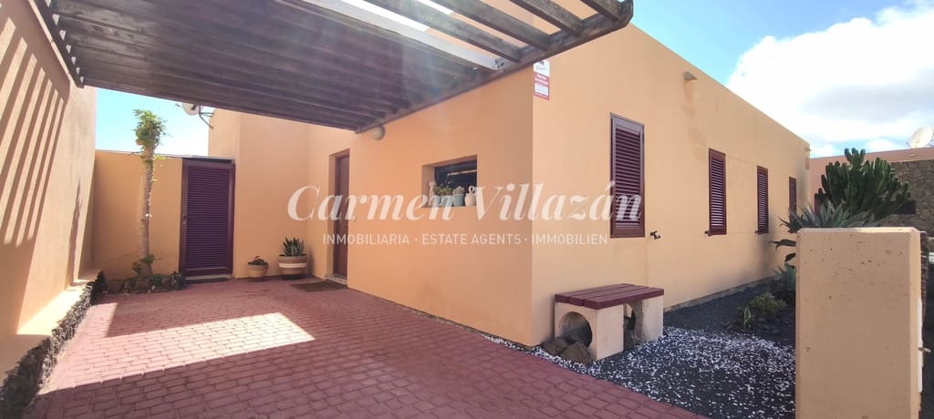 3 sypialnia Willa na sprzedaż w Corralejo z basenem - 355 000 € (Ref: 9338576)