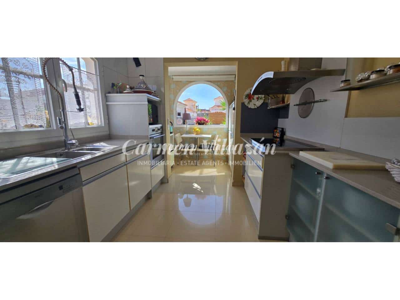 4 Zimmer Villa zu verkaufen in Caleta de Fuste mit Pool - 1.000.000 € (Ref: 9472274)