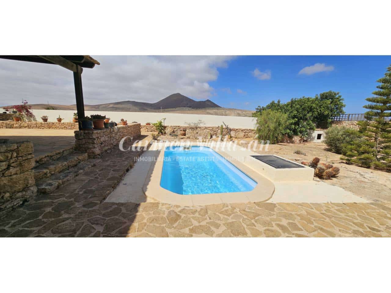 Chalet de 2 habitaciones en Tuineje en venta con piscina garaje - 395.000 € (Ref: 9480602)