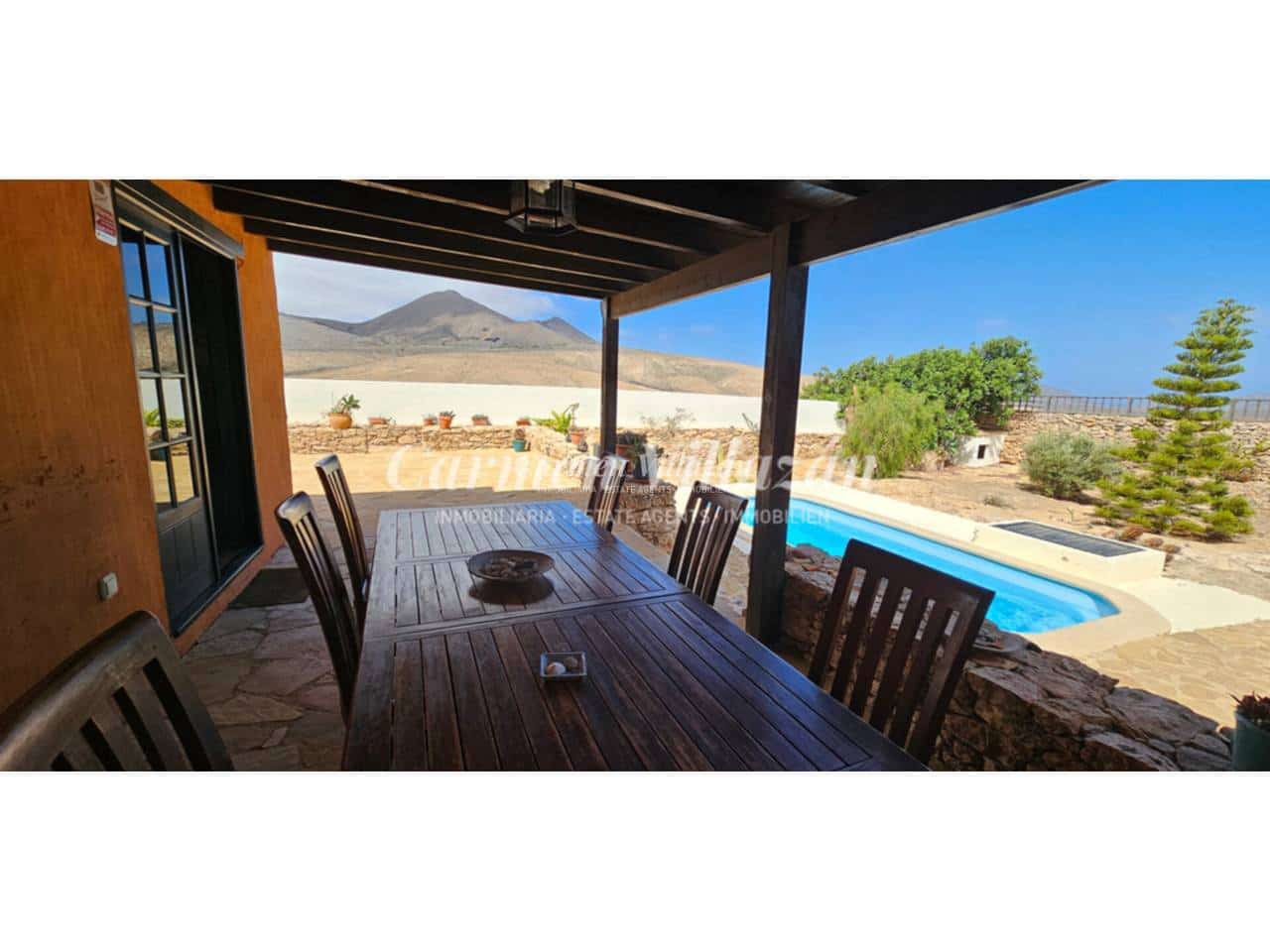 Chalet de 2 habitaciones en Tuineje en venta con piscina garaje - 395.000 € (Ref: 9480602)