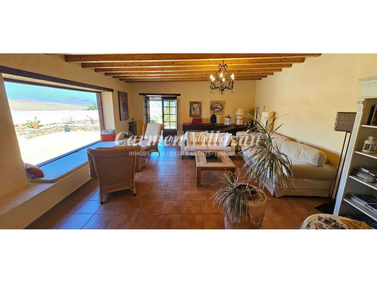 Chalet de 2 habitaciones en Tuineje en venta con piscina garaje - 395.000 € (Ref: 9480602)
