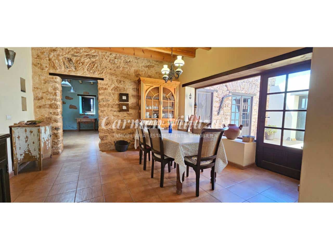 Chalet de 2 habitaciones en Tuineje en venta con piscina garaje - 395.000 € (Ref: 9480602)