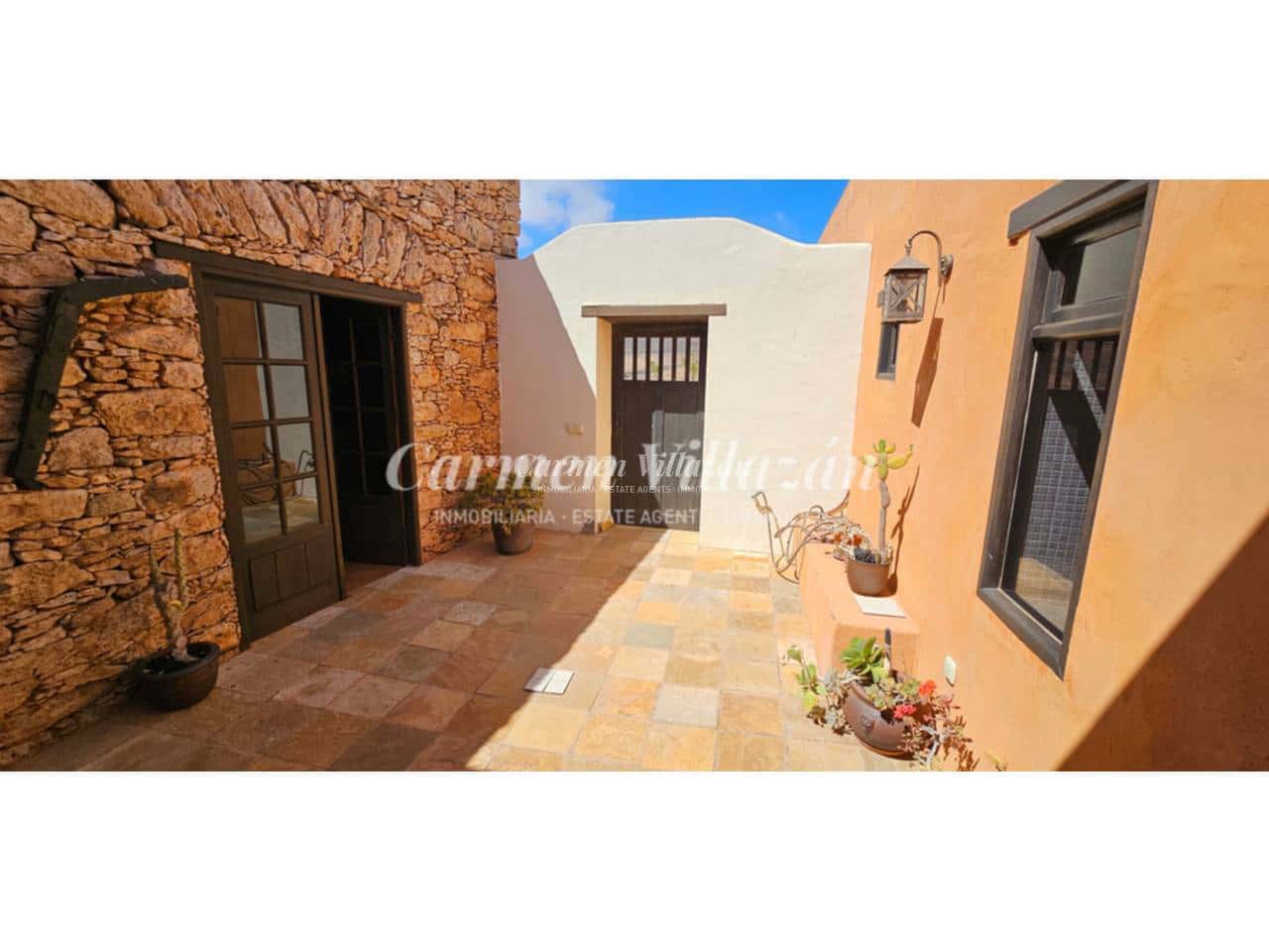 Chalet de 2 habitaciones en Tuineje en venta con piscina garaje - 395.000 € (Ref: 9480602)