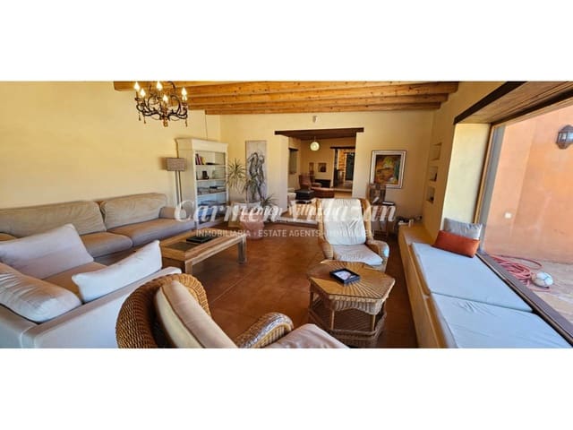 Chalet de 2 habitaciones en Tuineje en venta con piscina garaje - 395.000 € (Ref: 9480602)