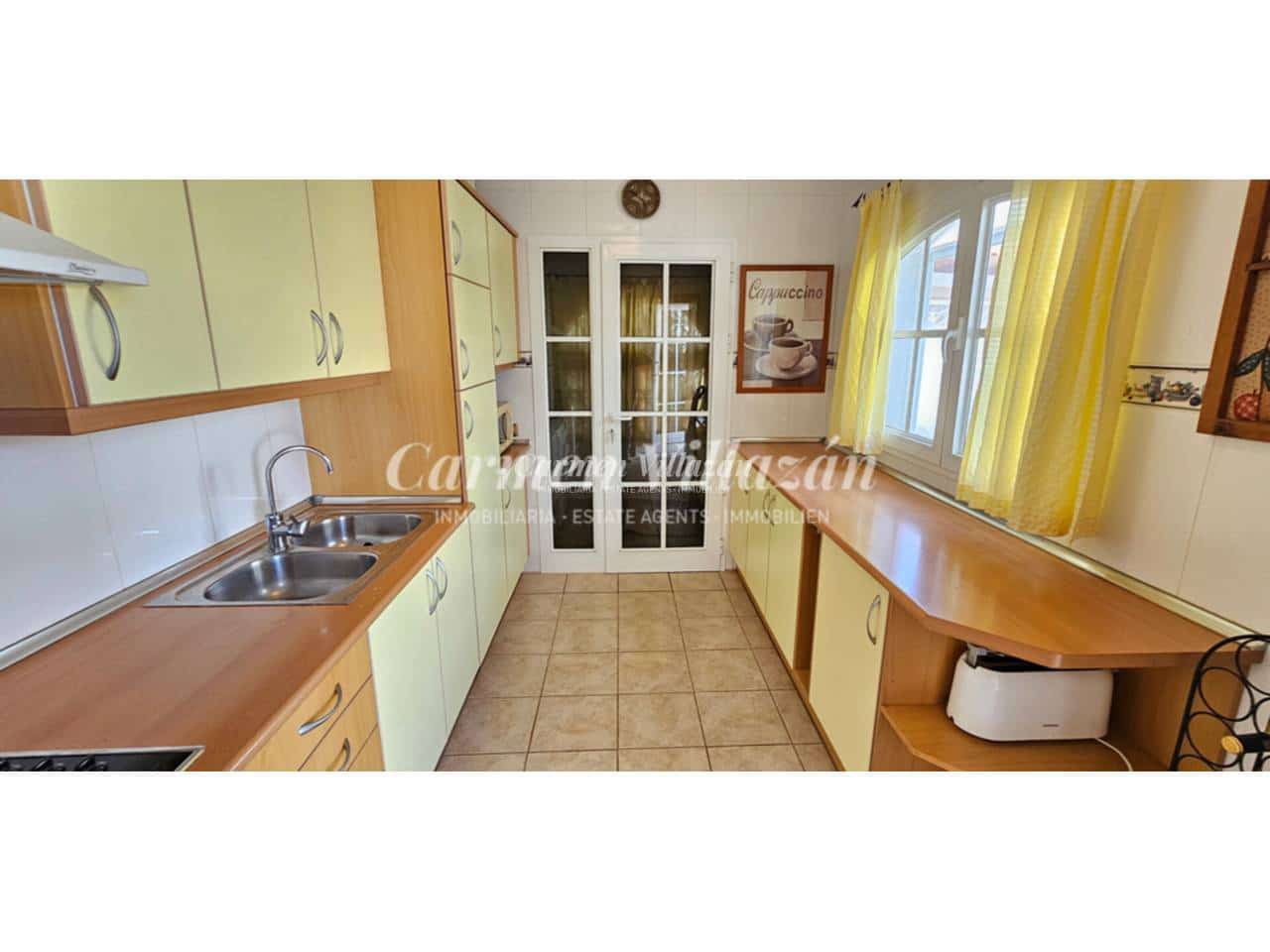 4 bedroom Villa for sale in Antigua with pool - € 450,000 (Ref: 9480604)