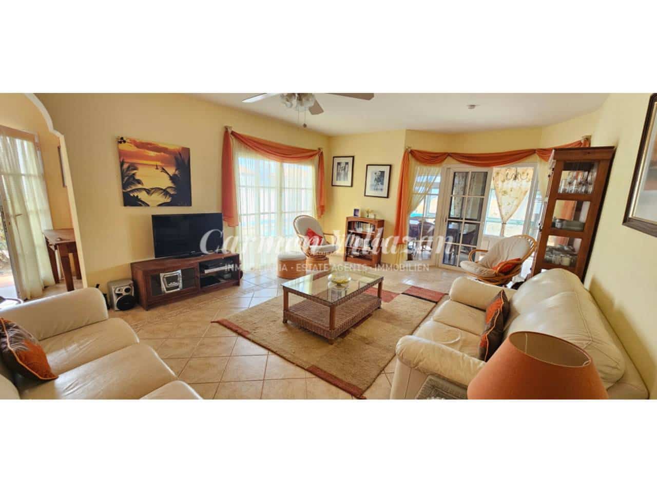 4 bedroom Villa for sale in Antigua with pool - € 450,000 (Ref: 9480604)