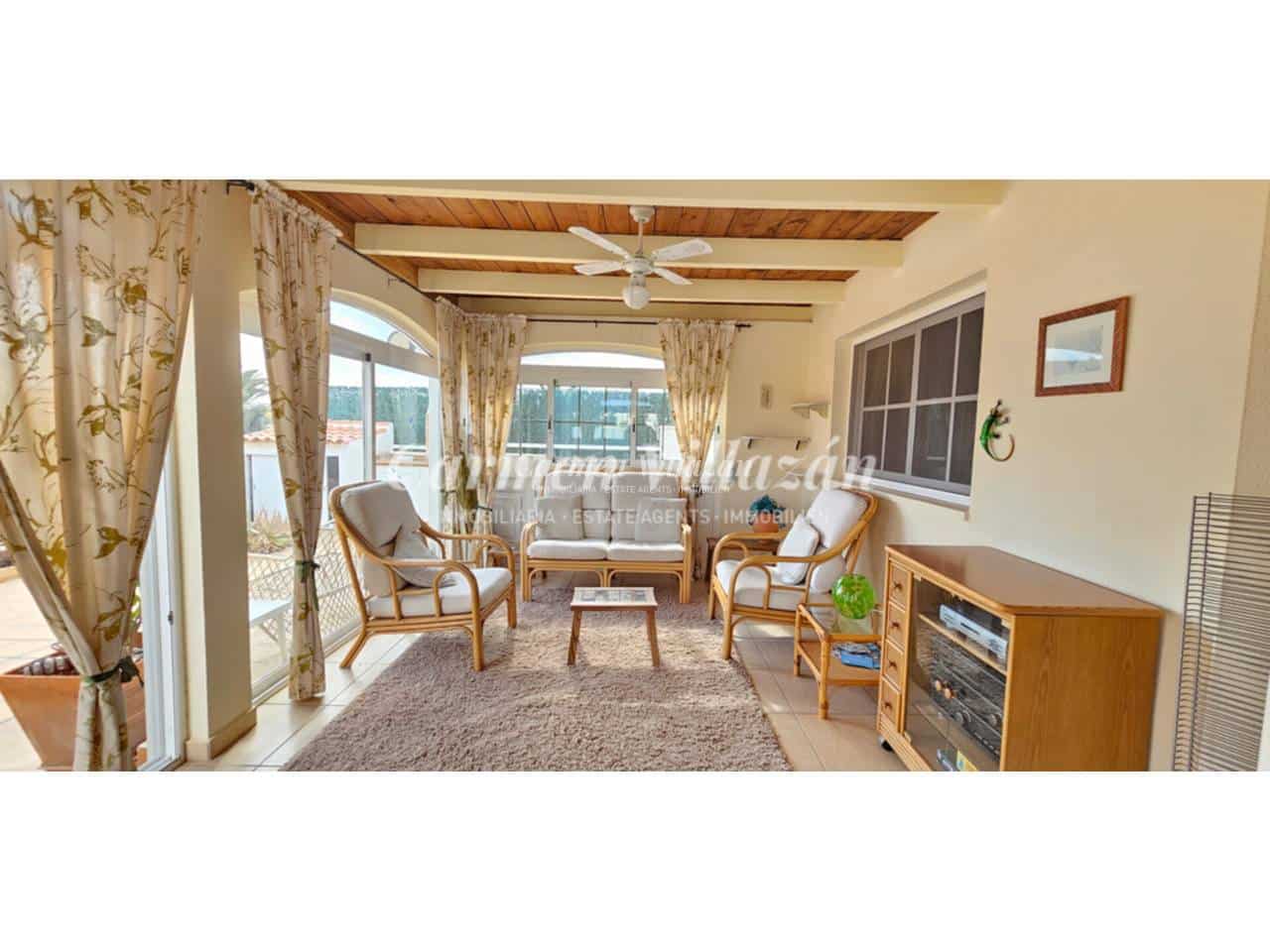 4 bedroom Villa for sale in Antigua with pool - € 450,000 (Ref: 9480604)