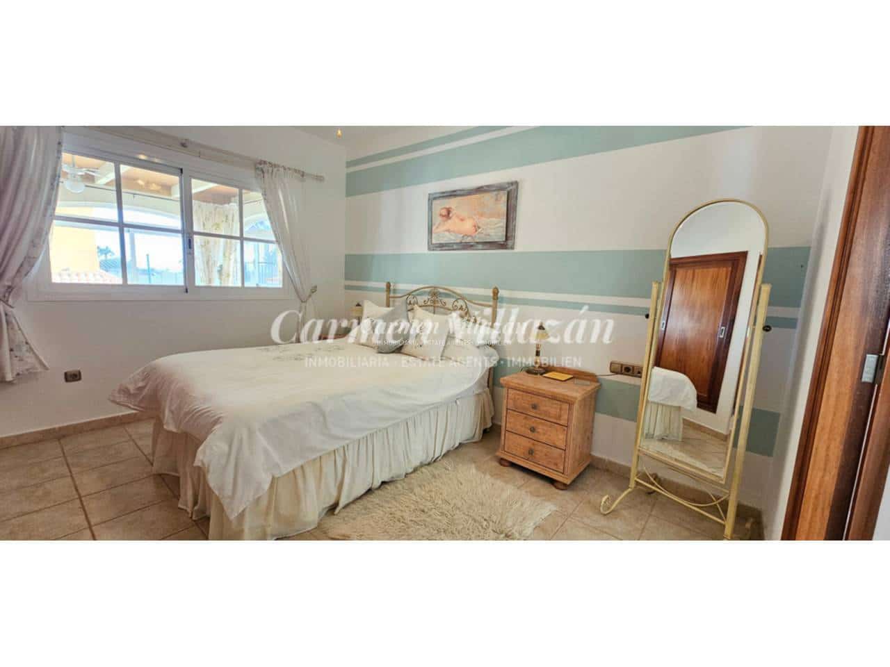 4 bedroom Villa for sale in Antigua with pool - € 450,000 (Ref: 9480604)