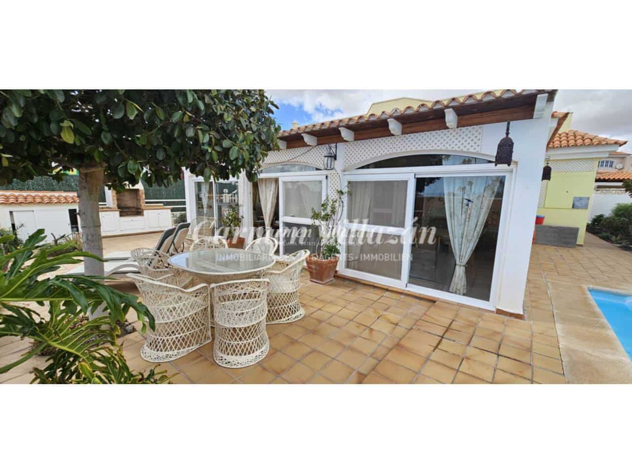 4 bedroom Villa for sale in Antigua with pool - € 450,000 (Ref: 9480604)