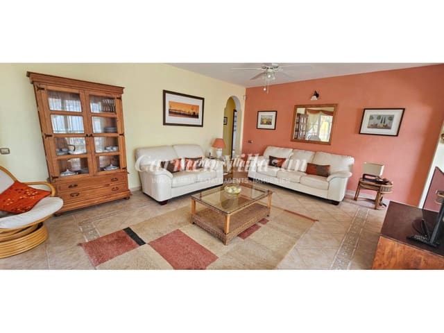 4 bedroom Villa for sale in Antigua with pool - € 450,000 (Ref: 9480604)