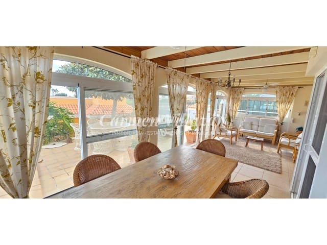 4 bedroom Villa for sale in Antigua with pool - € 450,000 (Ref: 9480604)