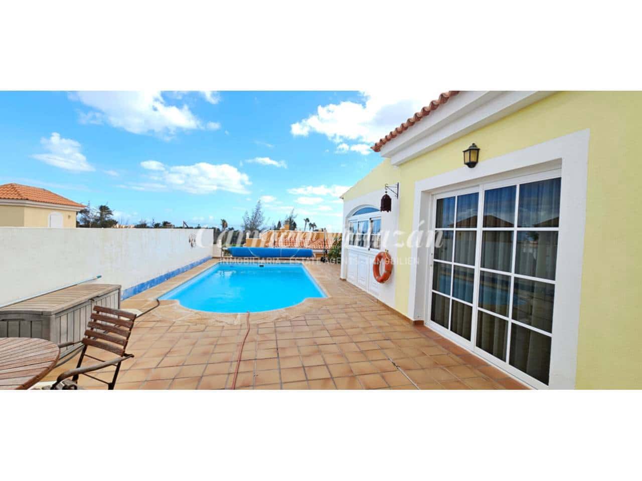 4 bedroom Villa for sale in Antigua with pool - € 450,000 (Ref: 9480604)