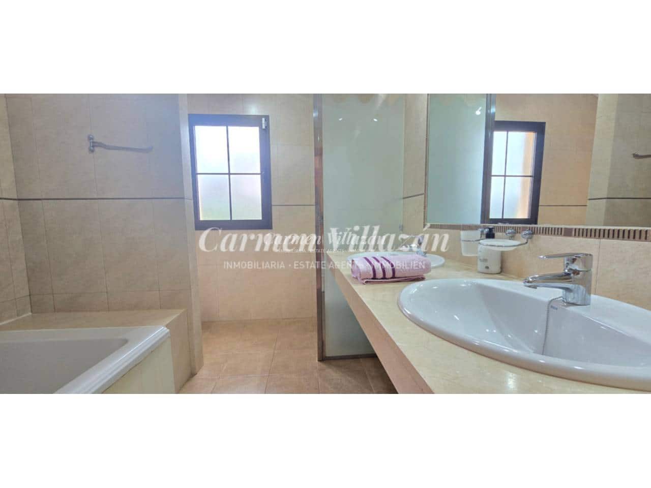 4 Zimmer Villa zu verkaufen in Caleta de Fuste mit Pool Garage - 565.000 € (Ref: 9480609)