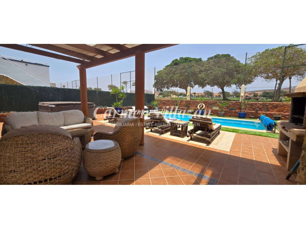 4 Zimmer Villa zu verkaufen in Caleta de Fuste mit Pool Garage - 565.000 € (Ref: 9480609)