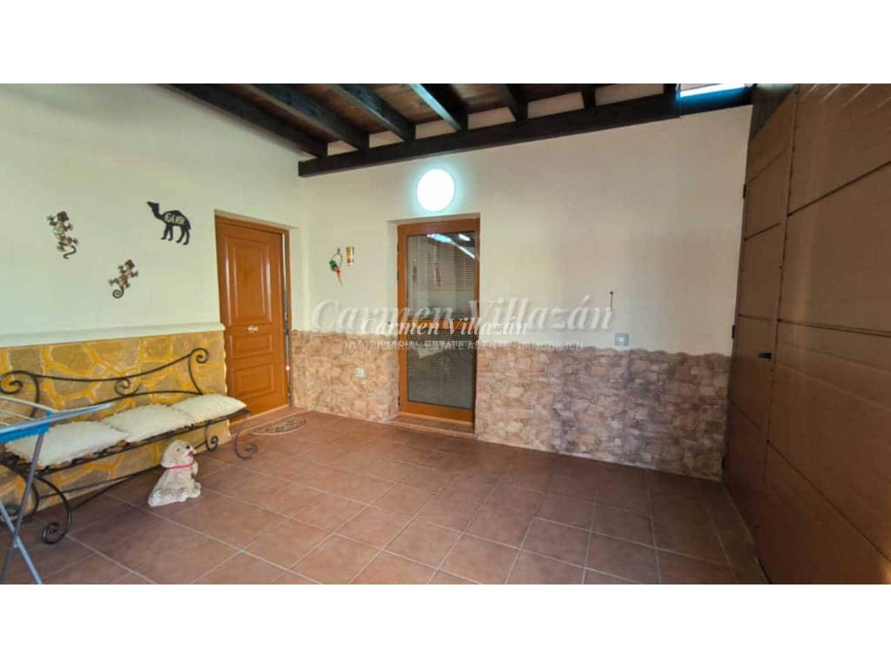 3 makuuhuone Omakotitalo myytävänä paikassa Corralejo mukana uima-altaan 
autotalli - 265 000 € (Ref: 9480614)