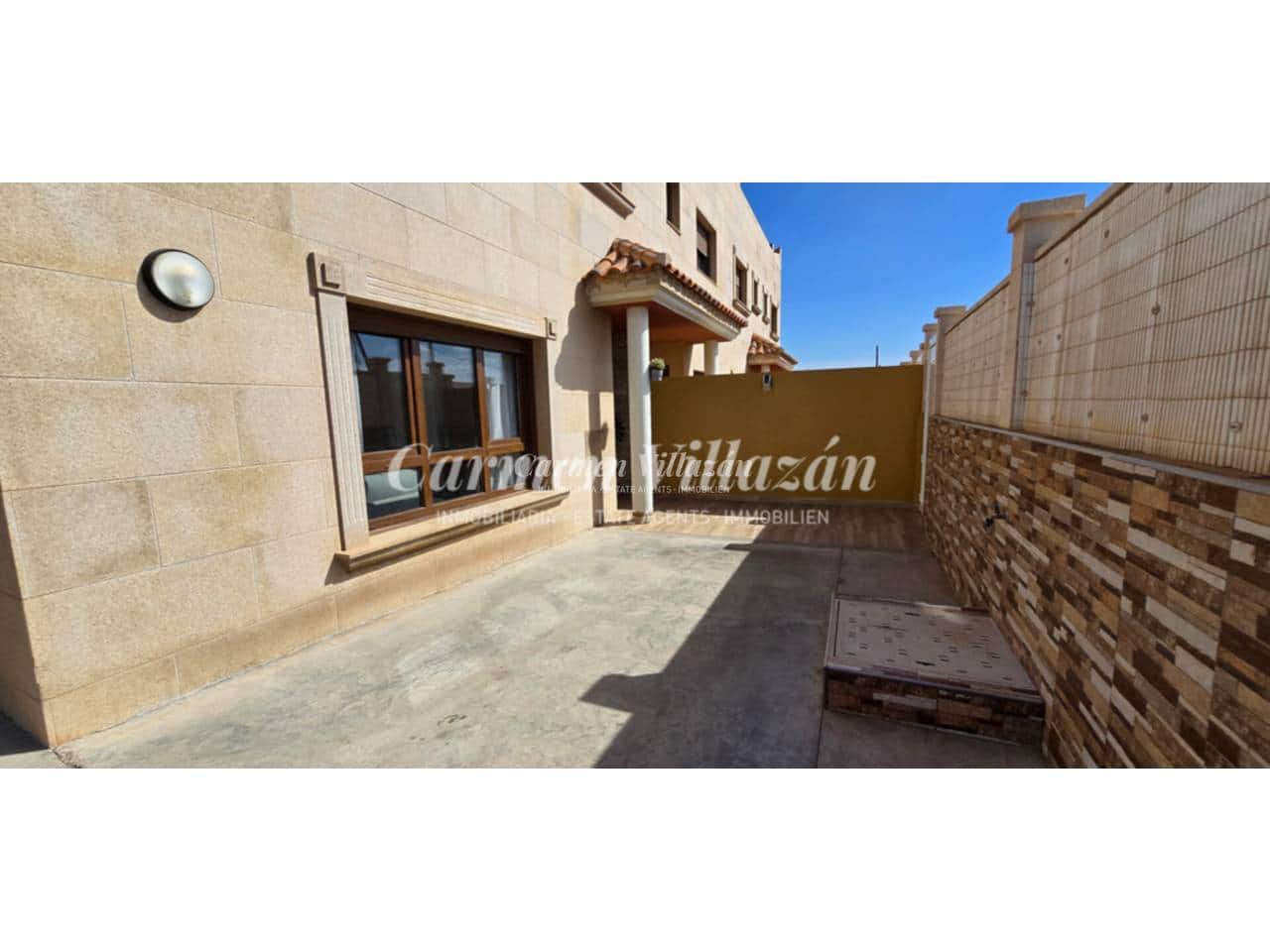 4 bedroom Apartment for sale in Antigua with garage - € 272,000 (Ref: 9480617)