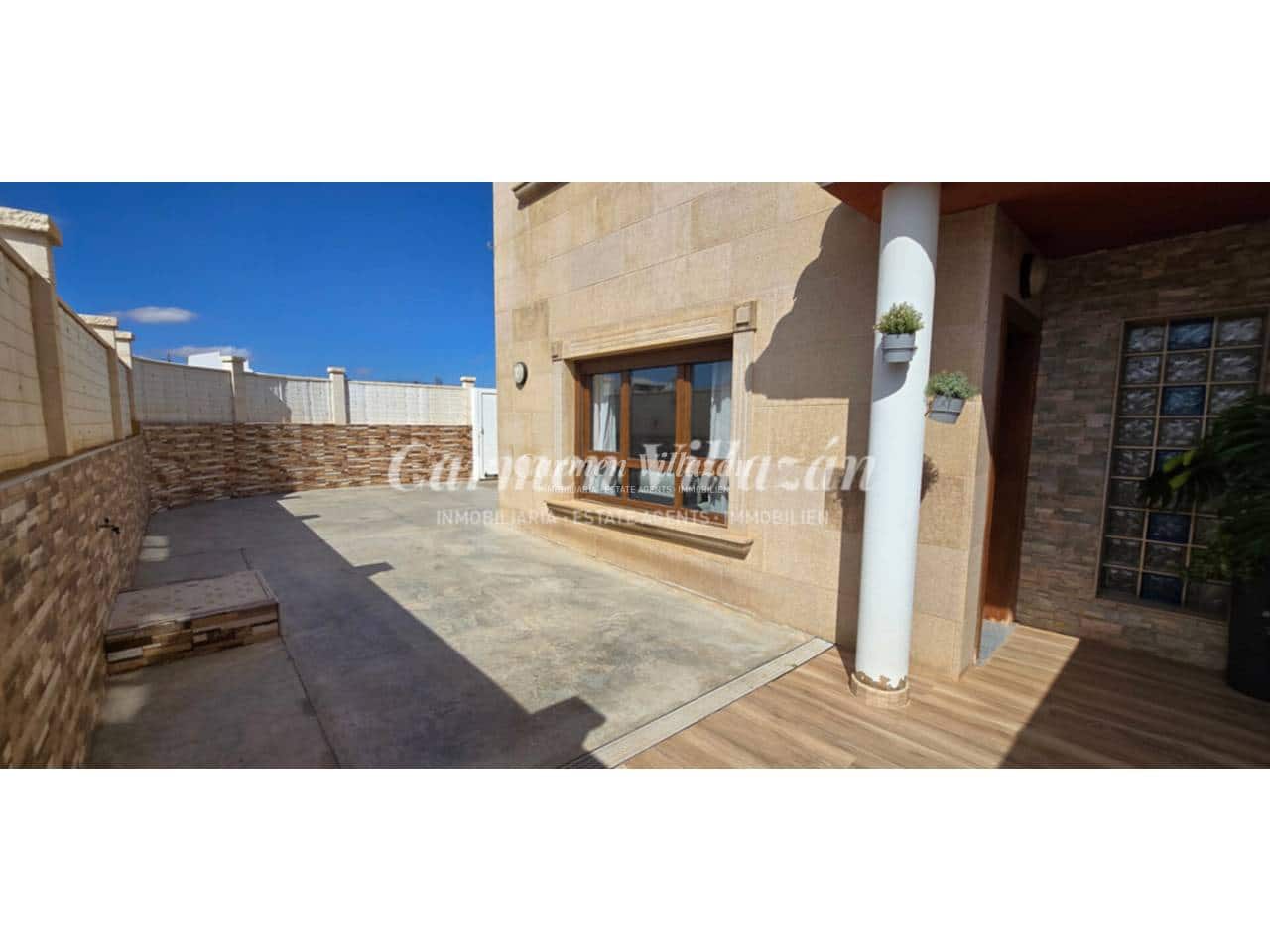 4 bedroom Apartment for sale in Antigua with garage - € 272,000 (Ref: 9480617)