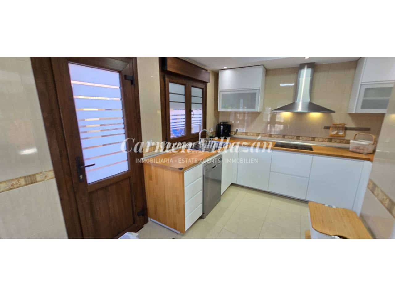 4 bedroom Apartment for sale in Antigua with garage - € 272,000 (Ref: 9480617)