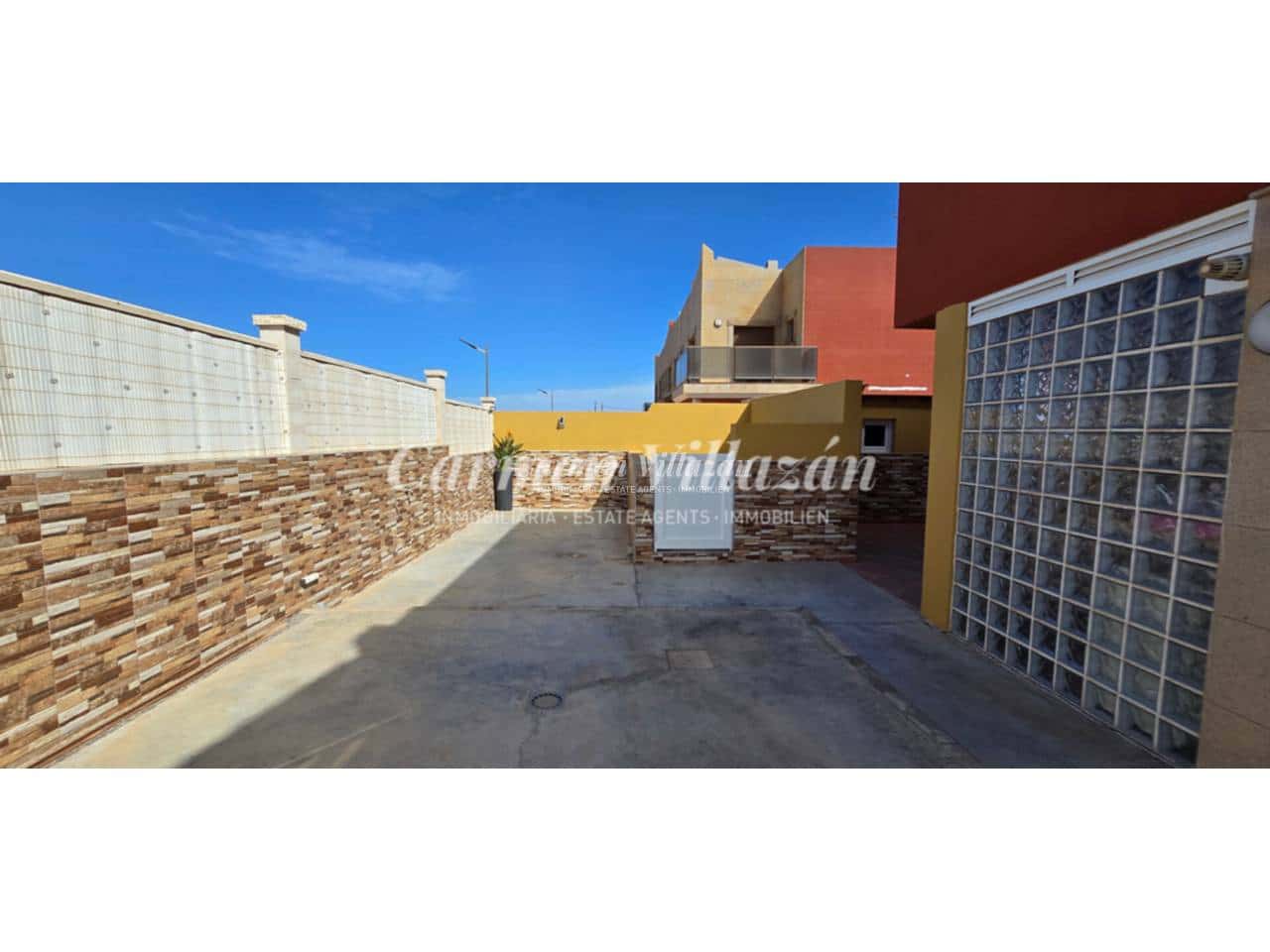 4 bedroom Apartment for sale in Antigua with garage - € 272,000 (Ref: 9480617)