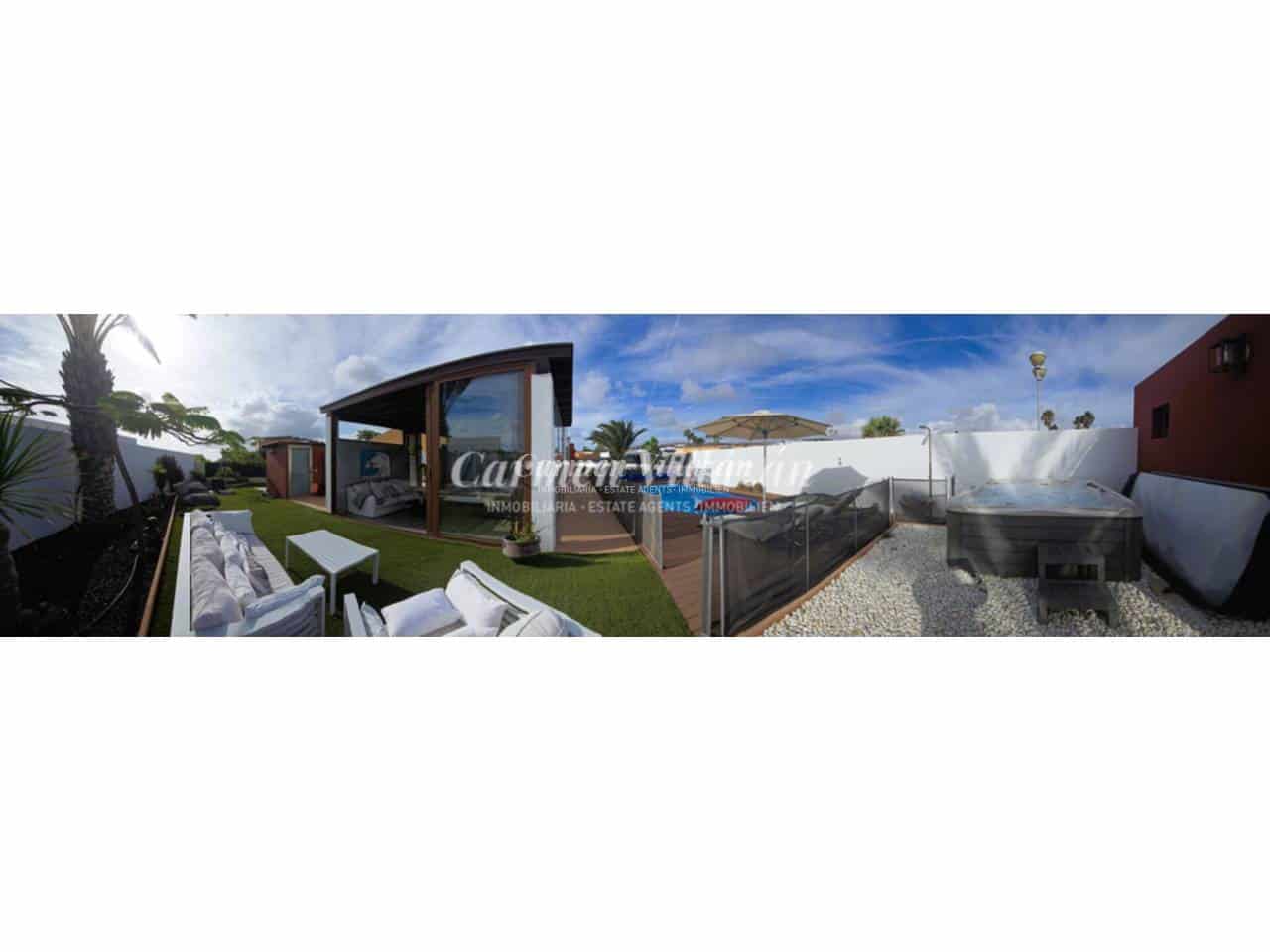 4 bedroom Villa for sale in Caleta de Fuste with pool garage - € 660,000 (Ref: 9480623)