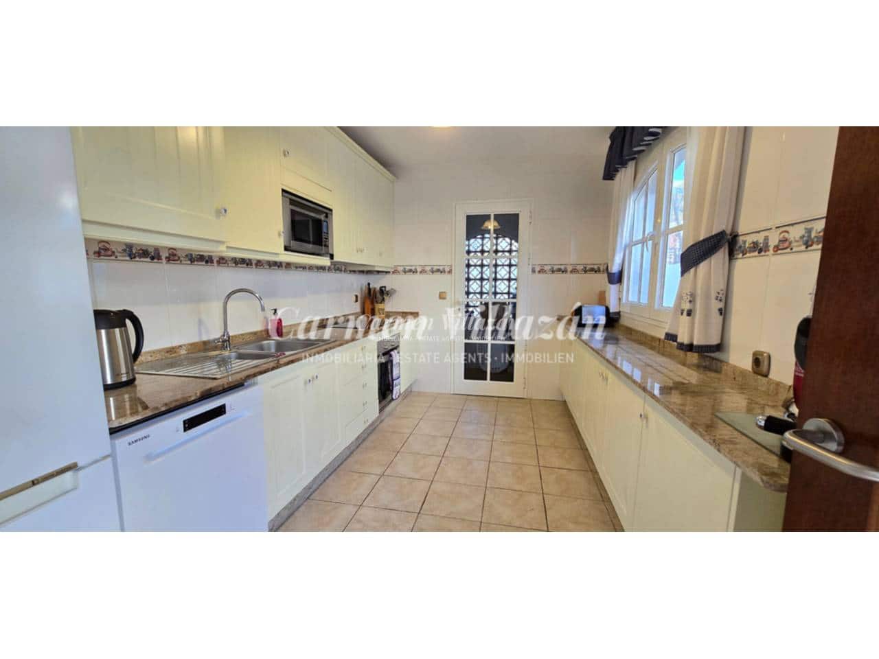 4 makuuhuone Huvila myytävänä paikassa Caleta de Fuste mukana uima-altaan 
autotalli - 499 000 € (Ref: 9480631)