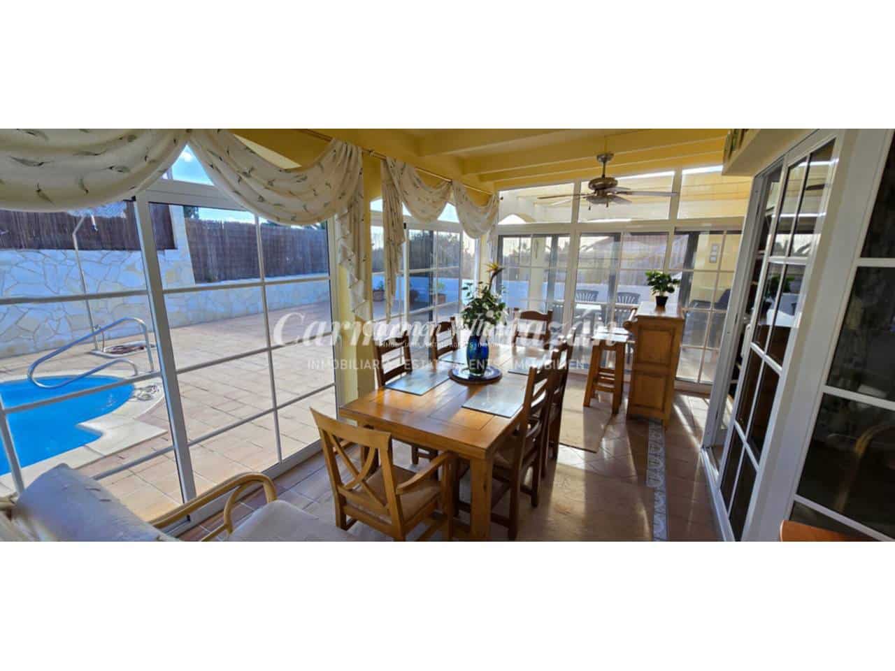 4 makuuhuone Huvila myytävänä paikassa Caleta de Fuste mukana uima-altaan 
autotalli - 499 000 € (Ref: 9480631)