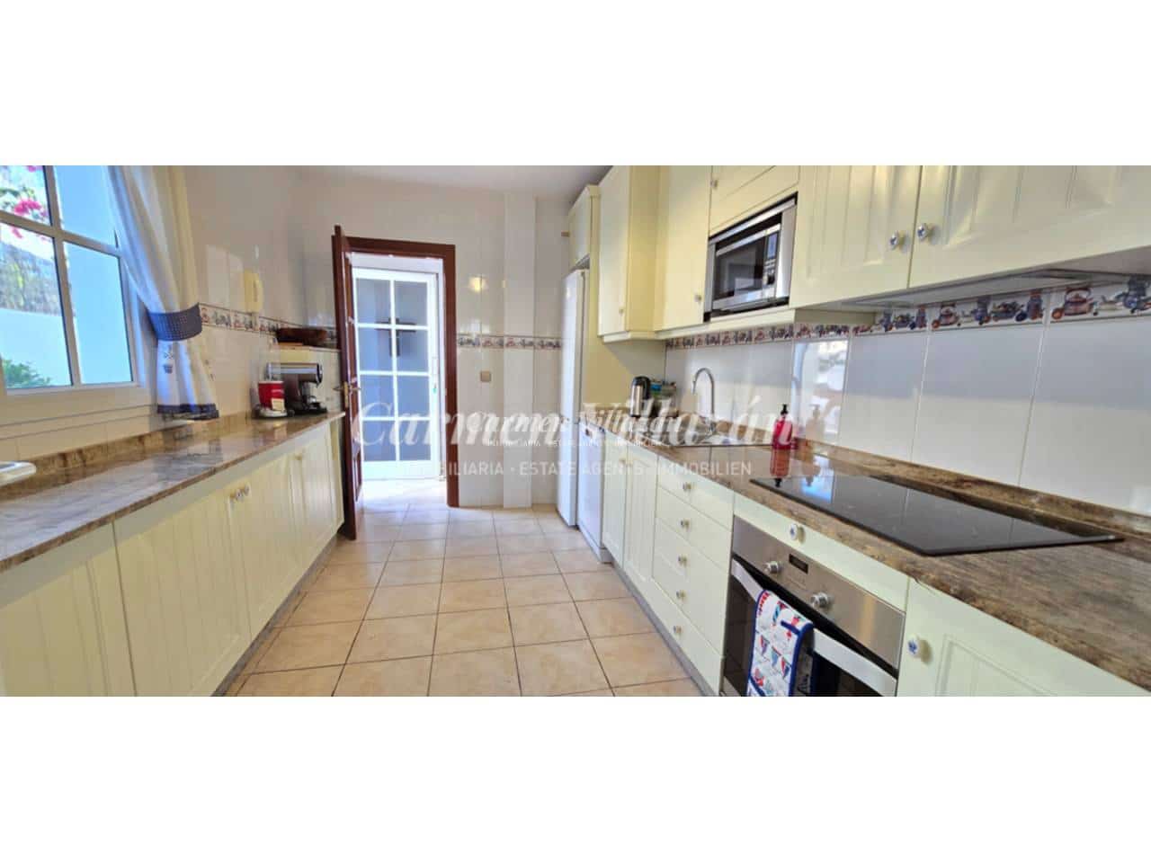 4 makuuhuone Huvila myytävänä paikassa Caleta de Fuste mukana uima-altaan 
autotalli - 499 000 € (Ref: 9480631)