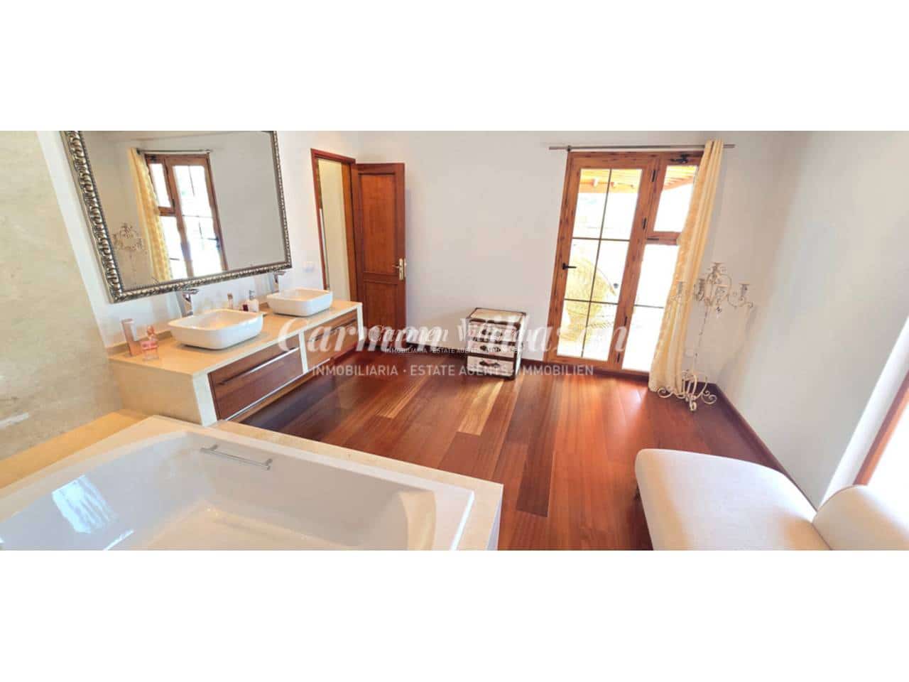 6 bedroom Villa for sale in Triquivijate with pool garage - € 1,050,000 (Ref: 9480633)