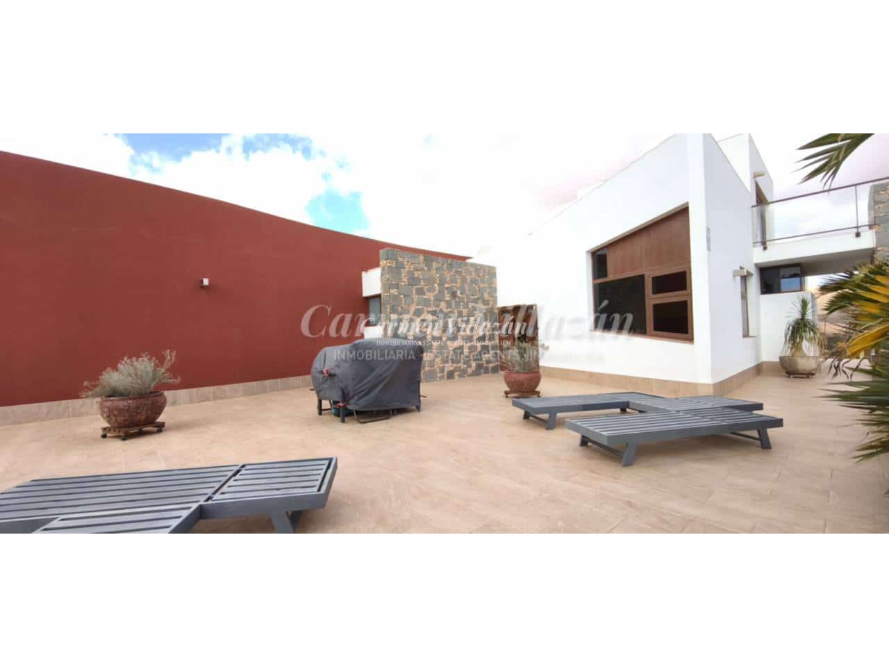 4 bedroom Villa for sale in Puerto del Rosario with garage - € 730,000 (Ref: 9480635)